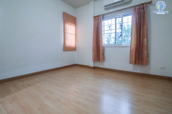 บ้านแฝดมือสองย่านนนทบุรี ม.คุณาสิริ บัวทอง4 หลังมุม! บนเนื้อที่มากถึง 49.8 ตร.ว. ฟังก์ชัน 3 ห้องนอน 3 ห้องน้ำ 2 ที่จอดรถ กระจกติดฟิล์มกัน UV บนทำเลเยี่ยม เชื่อมต่อถ.บ้านกล้วย-ไทรน้อย, ถ.กาญจนาภิเษก ใกล้เซ็นทรัลเวสต์เกต และรถไฟฟ้าสายสีม่วง "สถานีคลองบางไผ่"